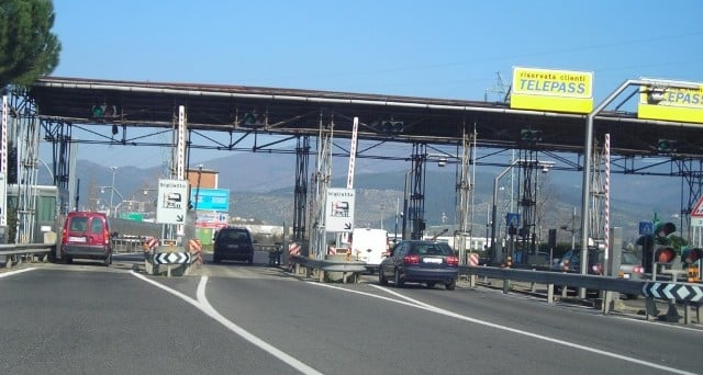 Raccolti soldi a buon mercato per elargire succulenti dividendi ai soci. Il nuovo bond retail, in trattazione da oggi, è troppo caro e in autostrada si viaggia sempre meno