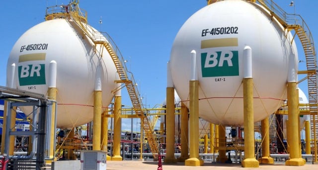 La compagnia petrolifera brasiliana rinvia la pubblicazione della trimestrale dopo i casi di corruzione. S’impennano i rendimenti dei bond mentre le azioni vanno a picco