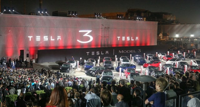 Il nuovo bond Tesla (USU8810LAA18) offre ritorni interessanti, ma l’azienda delle auto elettriche non fa ancora utili e la concorrenza è agguerrita