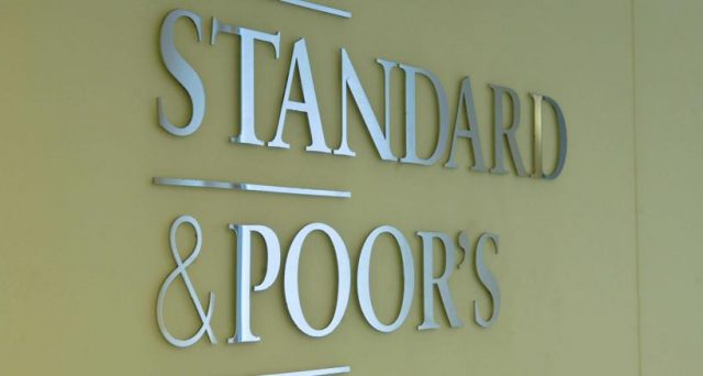 Rating S&P sui BTp, stasera arriva la sentenza tanto attesa da settimane sui mercati finanziari. Possibile un declassamento e già i nostri bond si avvicinano pericolosamente alla Grecia. 