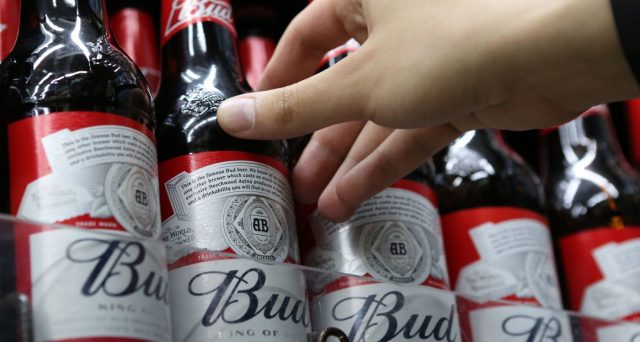 La società che detiene marchi come Bud Light e Budweiser ha una montagna di debiti da scalare ed emetterà obbligazioni a lunga scadenza per migliorarsi sotto il profilo finanziario. C'è ancora valore nei suoi bond?