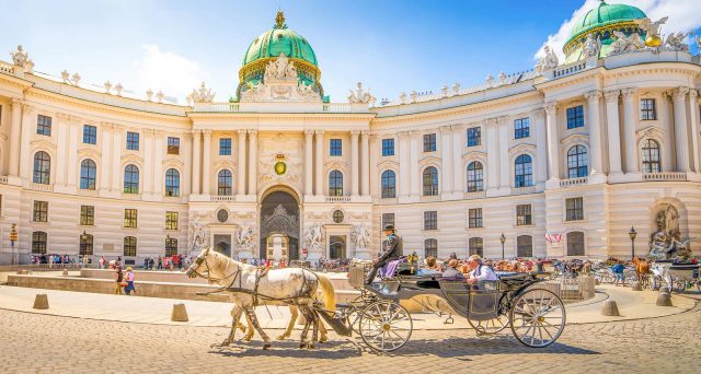 Le obbligazioni di stato dell'Austria a 100 anni offrono al momento appena lo 0,70% di rendimento e dalla fine di giugno, quando è stata emessa la quinta tranche, hanno segnato un aumento di prezzo di quasi il 20%.