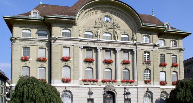 Rendimenti ai minimi storici in Svizzera, dove la banca centrale starebbe intervenendo da settimane per arrestare l'ingresso dei capitali e scongiurare il rafforzamento del franco. 