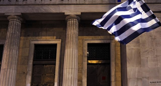 La Grecia emette obbligazioni a 10 anni al rendimento dell'1,50%, nettamente inferiore al 3,9% spuntato a marzo, consolidando le scorte di liquidità e segnalando agli investitori di non avere più timore dei mercati finanziari.