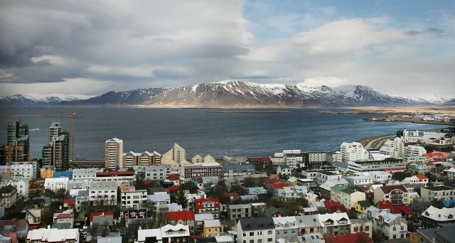 La città di Reykjavik ha emesso un social bond da 6,4 miliardi di corone per finanziare la costruzione di 500 alloggi popolari. L'obbligazione, certificata ICMA, offre rendimento dell'1,90% e dura 47 anni. 