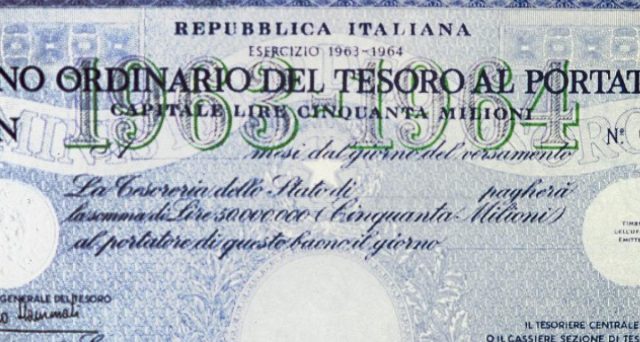 Il debito pubblico italiano risulta poco in possesso delle famiglie residenti e sempre più nelle mani di banche e fondi. Ecco perché la percentuale negli ultimi 30 anni è crollata a un decimo. 