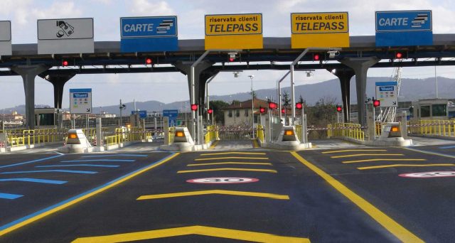 Rischio default per diversi miliardi di euro di obbligazioni Atlantia e della controllata Autostrade per l'Italia, nel caso in cui il governo Conte effettivamente revocasse le concessioni autostradali ai Benetton senza indennizzo. 