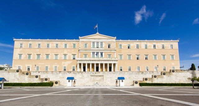 I titoli di stato della Grecia hanno superato quelli italiani e ieri il clamoroso sorpasso del decennale in finale di seduta. Ecco perché i BTp sono considerati ormai i più rischiosi di tutta l'Eurozona. 