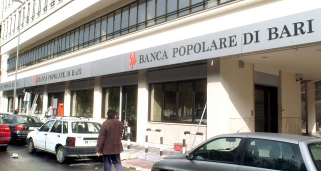 Azioni e obbligazioni della Banca Popolare di Bari sono state sospese dalle contrattazioni. L'istituto potrebbe essere a breve oggetto di un salvataggio pubblico. 