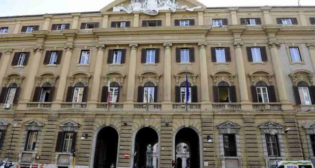 Nuova emissione di BTp Italia a maggio e già si annunciano alcune novità per il bond retail. Ecco come il Tesoro alletterebbe i risparmiatori italiani e quali rischi corre. 