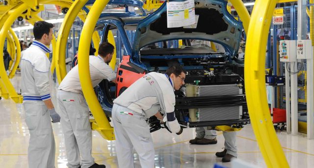 Mercato dell'auto travolto dal Coronavirus. Vendite dimezzate in Europa a marzo, mentre in Italia sono risultate quasi azzerate. Eppure, i titoli obbligazionari di FCA appaiono allettanti. 