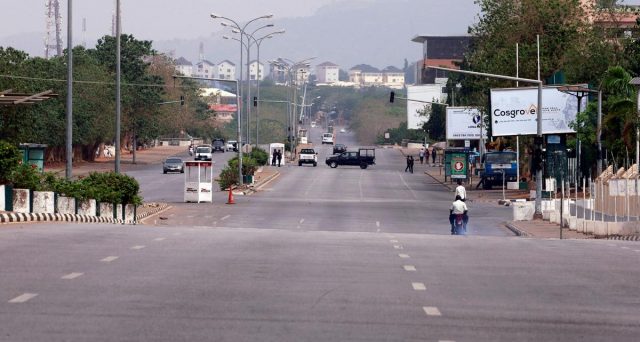 Il crollo delle quotazioni petrolifere mette in ginocchio le casse statali della Nigeria, che ha già ricevuto aiuti dal Fondo Monetario Internazionale. I rendimenti dei suoi bond in dollari restano poco appetibili, pur essendo altissimi. 