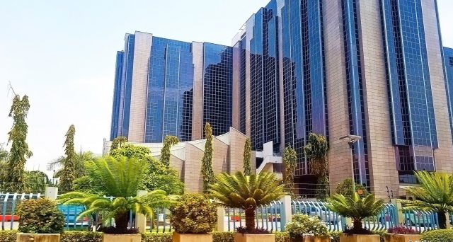 La Nigeria è considerata un emittente speculativo e la svalutazione del naira probabilmente non sarà sufficiente a garantire la solvibilità del suo debito in dollari a breve termine. 