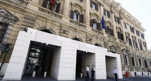 Emissioni di titoli di stato anche nella settimana di Ferragosto. Il Tesoro non cancella l'appuntamento con il mercato e offre fino a 13,75 miliardi di euro tra BoT e BTp. 