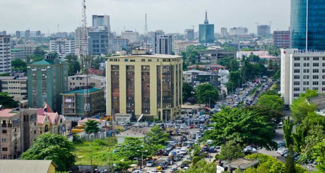 Capitali intrappolati in Nigeria, dove la banca centrale vigilia sul livello minimo delle riserve valutarie e i rendimenti sovrani a breve termine sono colati a picco. 