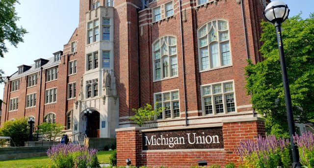 Bond a 100 anni dell'Università del Michigan